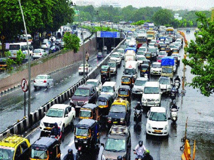 West suburbs transport News | पश्चिम उपनगरात वाहतूककोंडी West suburbs transport News | पश्चिम उपनगरात वाहतूककोंडी