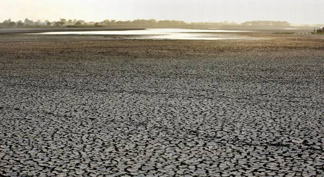 Water storage of eight dams in western vidarbha at zero percent! | वऱ्हाडातील आठ प्रकल्पात शून्य टक्के जलसाठा! Water storage of eight dams in western vidarbha at zero percent! | वऱ्हाडातील आठ प्रकल्पात शून्य टक्के जलसाठा!
