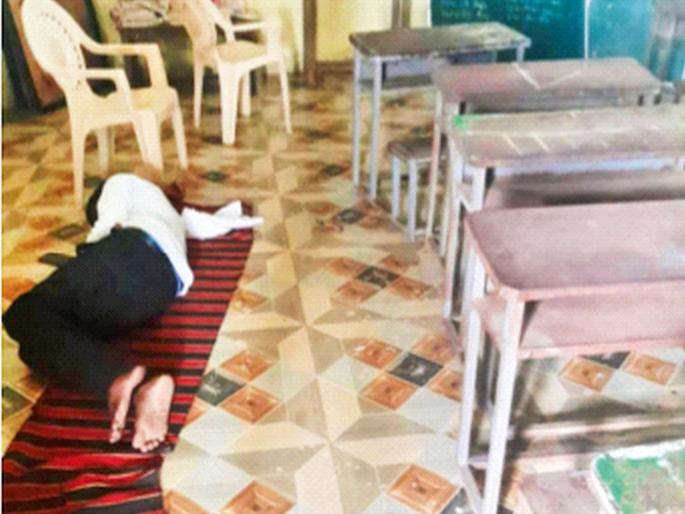 The drunken principal Damu Rojekar slept in the classroom, lying down; another bottle of country liquor in his pocket... | मुख्याध्यापक वर्गातच झिंगून वर्गातच झोपले; खिशात देशी दारूची आणखी एक बाटली भरलेली... The drunken principal Damu Rojekar slept in the classroom, lying down; another bottle of country liquor in his pocket... | मुख्याध्यापक वर्गातच झिंगून वर्गातच झोपले; खिशात देशी दारूची आणखी एक बाटली भरलेली...