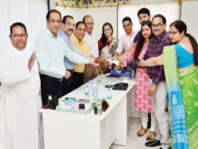 Girl's wedding donation donated to hospital | मुलीच्या लग्नाचा आहेर रुग्णालयाला दान Girl's wedding donation donated to hospital | मुलीच्या लग्नाचा आहेर रुग्णालयाला दान