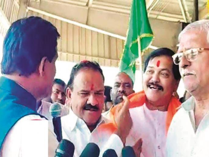 Holding the saffron cloth around Pradeep Jaiswal's neck, Raosaheb Danve said, 'This is our party'. | प्रदीप जैस्वालांच्या गळ्यातील भगवे उपरणे धरून रावसाहेब दानवे म्हणाले, ‘हा आमचाच पक्ष’ Holding the saffron cloth around Pradeep Jaiswal's neck, Raosaheb Danve said, 'This is our party'. | प्रदीप जैस्वालांच्या गळ्यातील भगवे उपरणे धरून रावसाहेब दानवे म्हणाले, ‘हा आमचाच पक्ष’