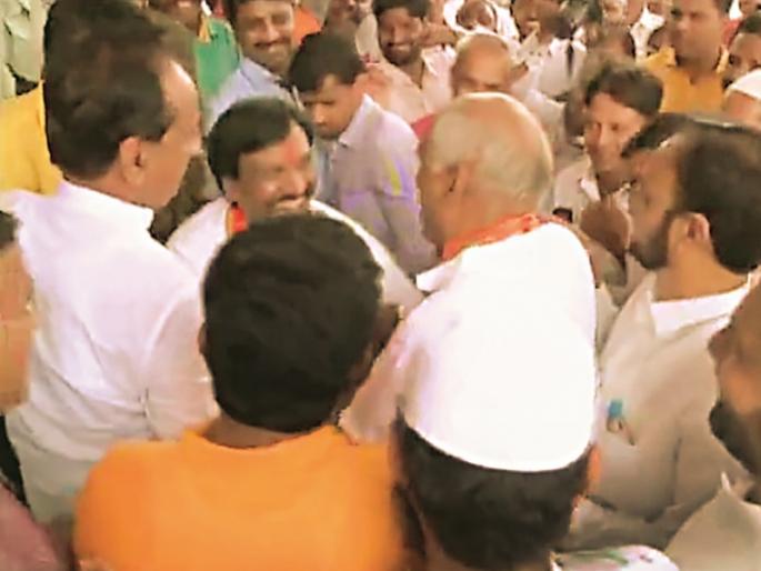 Kulkarni said, 'I'm micro minority'; Ambadas Danve said, 'Bless me ...!' | कुलकर्णी म्हणाले, ‘मी मायक्रो मायनॉरिटी’; अंबादास दानवे म्हणाले, ‘मला आशीर्वाद द्या...!’