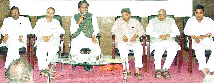 Many are eager to take the lotus from Nandida | नांदेडातून कमळ हाती घेण्यासाठी अनेकजण उत्सुक Many are eager to take the lotus from Nandida | नांदेडातून कमळ हाती घेण्यासाठी अनेकजण उत्सुक