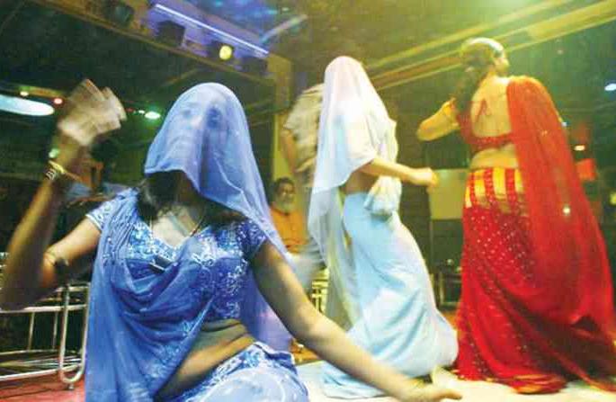 Raid on dance bar in Solapur; Eleven people, including shop owners, were detained | सोलापुरातील डान्सबारवर छापा; दुकान मालकांसह अकरा जण ताब्यात Raid on dance bar in Solapur; Eleven people, including shop owners, were detained | सोलापुरातील डान्सबारवर छापा; दुकान मालकांसह अकरा जण ताब्यात