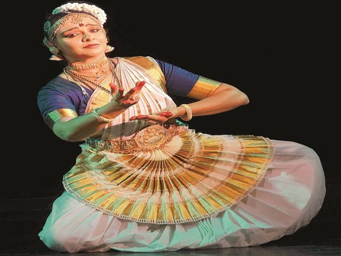 Dancing sector marketization; Flowing ganga backward | नृत्य क्षेत्राचे बाजारीकरण; वाहतेय उलटी गंगा