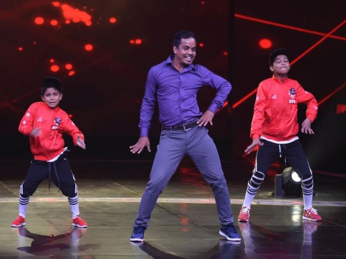 Remo D’souza fulfils the dream of a father to become a dancer on Dance+4 | डान्स प्लसच्या सेटवर रेमो डिसोजाने स्पर्धकाला दिली ही खास भेट Remo D’souza fulfils the dream of a father to become a dancer on Dance+4 | डान्स प्लसच्या सेटवर रेमो डिसोजाने स्पर्धकाला दिली ही खास भेट