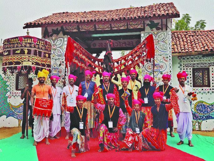 'Captive Dance' performed at 'Spring Festival' in Gujarat | गुजरातमधील ‘वसंतोत्सव’मध्ये गाजले ‘कैपतनृत्य’