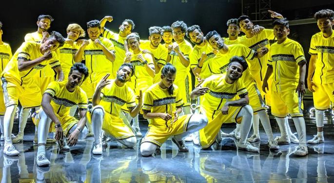 The 'HipHop' star becomes a dancer before Ganapati | गणपतीपुढे नाचणारा झाला ‘हीपहॉप’ स्टार The 'HipHop' star becomes a dancer before Ganapati | गणपतीपुढे नाचणारा झाला ‘हीपहॉप’ स्टार