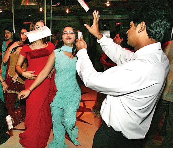 Dancers from West Bengal, Kolkata, Mumbai, dance bars in Solapur | सोलापुरातील डान्सबारमध्ये पश्चिम बंगाल, कोलकत्ता, मुंबईच्या मुली डान्सर