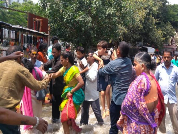 are we taken as a granted : pune citizen question to government | Mutha Canal : आमच्या जीवाची किंमत काहीच नाही का : नागरिकांचा आर्त सवाल are we taken as a granted : pune citizen question to government | Mutha Canal : आमच्या जीवाची किंमत काहीच नाही का : नागरिकांचा आर्त सवाल