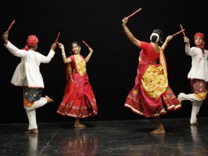 as she fight against old customs; they did not allow her to play dandia | धक्कादायक ! कौमार्य चाचणीला नकार दिल्यानं दांडिया खेळायला विराेध