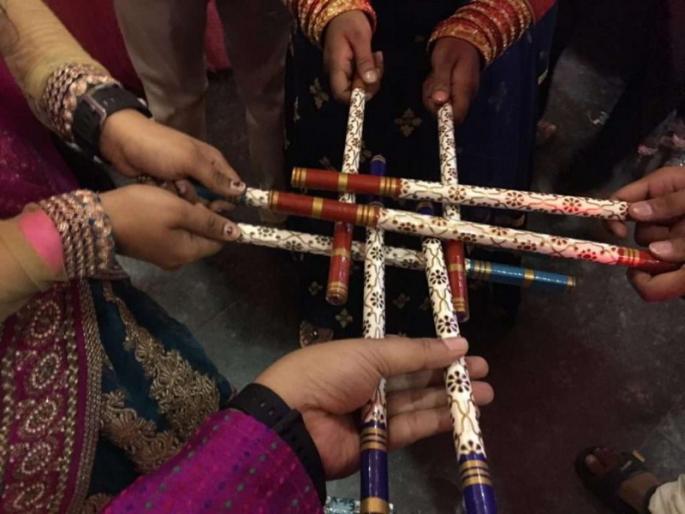 Beaten by the trio for being stabbed in a row A minor boy was seriously injured | दांडियात दांडी लागल्याने तिघांकडून मारहाण; अल्पवयीन मुलगा गंभीर जखमी