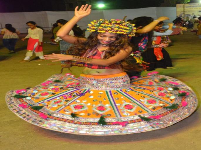 Youngsters in Garba, Dandiya contest | गरबा, दांडिया स्पर्धेत तरुणांची धमाल Youngsters in Garba, Dandiya contest | गरबा, दांडिया स्पर्धेत तरुणांची धमाल