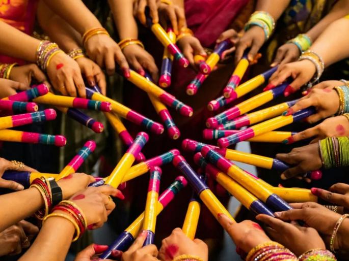 Wooden, steel bearing dandiyas in the hands of youth; Pull towards online shopping; Artisans hit hard | तरुणांच्या हातात लाकडी, स्टील बेरिंग दांडिया; ऑनलाइन खरेदीकडे ओढा; कारागीरांना बसला फटका Wooden, steel bearing dandiyas in the hands of youth; Pull towards online shopping; Artisans hit hard | तरुणांच्या हातात लाकडी, स्टील बेरिंग दांडिया; ऑनलाइन खरेदीकडे ओढा; कारागीरांना बसला फटका