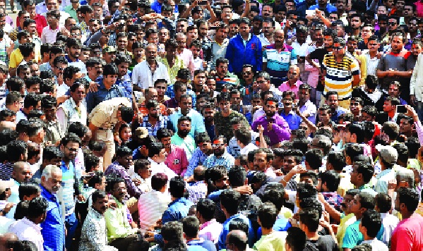 Udayan Rajeni criticized Oval for speaking about the issues of Koregaon-Bhima; Bhide-Ekbote should be arrested | उदयनराजेंनी कोरेगाव-भीमापेक्षा साताºयाच्या प्रश्नांवर बोलावे ओव्हाळ यांची टीका ; भिडे- एकबोटे यांना अटक करावी  Udayan Rajeni criticized Oval for speaking about the issues of Koregaon-Bhima; Bhide-Ekbote should be arrested | उदयनराजेंनी कोरेगाव-भीमापेक्षा साताºयाच्या प्रश्नांवर बोलावे ओव्हाळ यांची टीका ; भिडे- एकबोटे यांना अटक करावी