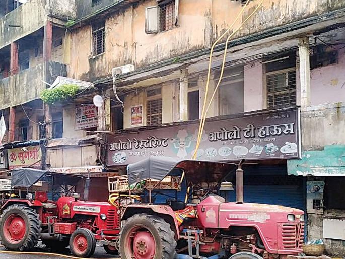Hammer on the building after the resident died | रहिवाशाच्या मृत्यूनंतर इमारतीवर हातोडा Hammer on the building after the resident died | रहिवाशाच्या मृत्यूनंतर इमारतीवर हातोडा