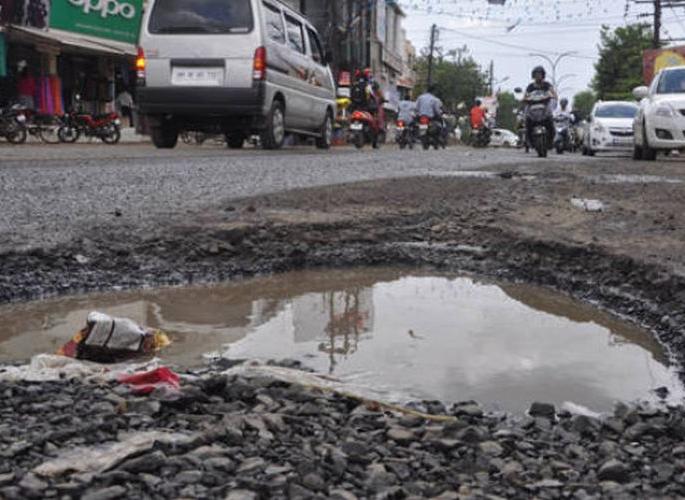 Gmail, WhatsApp, Twitter account for complaint of dangerous potholes in Nagpur | नागपुरातील धोकादायक खड्ड्यांच्या तक्रारीसाठी जीमेल, व्हॉटस्अॅप, ट्विटर अकाऊंट Gmail, WhatsApp, Twitter account for complaint of dangerous potholes in Nagpur | नागपुरातील धोकादायक खड्ड्यांच्या तक्रारीसाठी जीमेल, व्हॉटस्अॅप, ट्विटर अकाऊंट