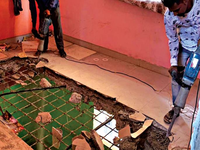 Hammer on a hysterical building | अतिधोकादायक इमारतीवर हातोडा Hammer on a hysterical building | अतिधोकादायक इमारतीवर हातोडा