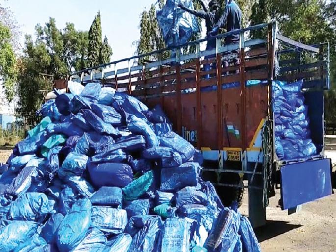 A truck carrying a deadly solid waste; Filed | घातक घनकचरा नेणारा ट्रक पकडला; गुन्हा दाखल A truck carrying a deadly solid waste; Filed | घातक घनकचरा नेणारा ट्रक पकडला; गुन्हा दाखल