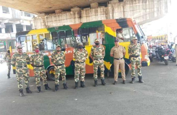 Two units of riot control squad deployed in Kankavali | कणकवलीत दंगल नियंत्रण पथकाच्या दोन तुकड्या तैनात Two units of riot control squad deployed in Kankavali | कणकवलीत दंगल नियंत्रण पथकाच्या दोन तुकड्या तैनात