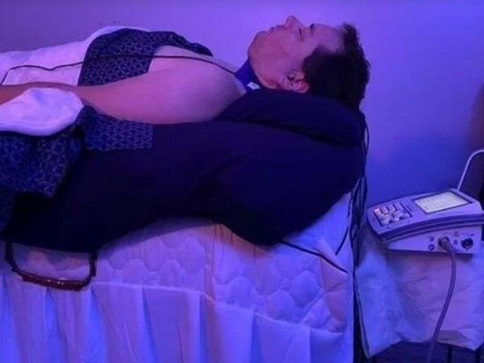 37 year old danial man lost his 20 years memory. started packing school bag instead going office | एका रात्रीत विसरून गेला २० वर्षाची मेमरी, सकाळी ऑफिसला जाण्याऐवजी भरायला घेतली स्कुल बॅग