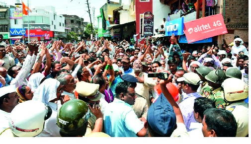 Wasting of Vanuat-Jalna Dam: Great tension in the village: Ichalkaranji strongly refuses to give water | दानोळीत वारणेचे पाणी पेटले-गावात प्रचंड तणाव : इचलकरंजीला पाणी न देण्यावर ठाम