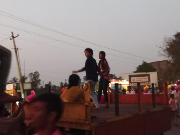 Dancers dancing on a tractor on a Dolby contract, a throng of sugarcane workers | डॉल्बीच्या ठेक्यावर ट्रॅक्टरवर नाचवल्या नृत्यांगना, ऊसतोडणी कामगारांचा धिंगाणा