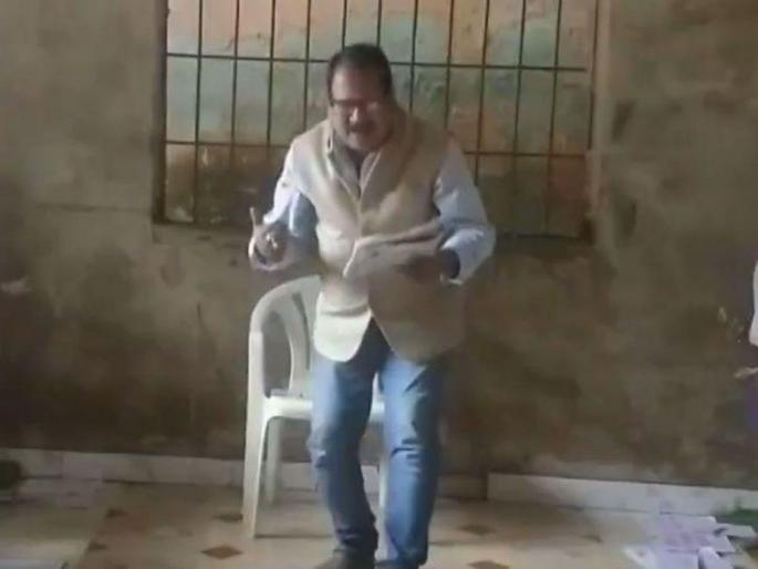 Prafulla kumar pathi teacher in school of odisha koraput district take class through songs and dance | Video: 'डान्सिंग अंकल'नंतर 'डान्सिंग सर' आले; नाचत-गात शिकवतात विद्यार्थ्यांना धडे