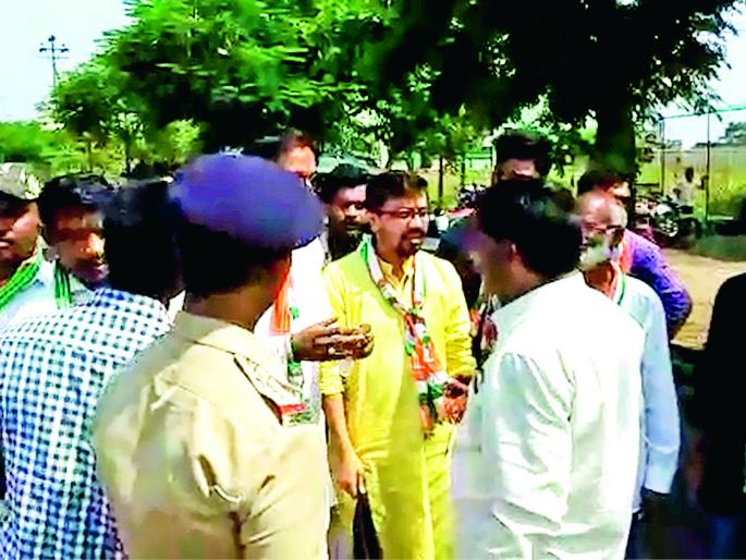 Black flag shown in the demon grape! | दानवेंना शेगावात दाखविले काळे झेंडे!