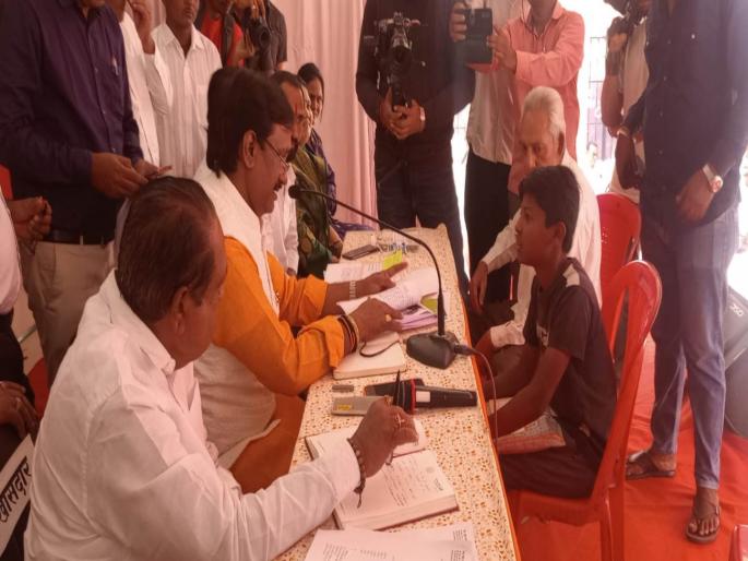 In ahmednagar seeing the courage of the boy who came to the janata darbar ambadas was overwhelmed | जनतादरबारात आलेल्या मुलाचे धाडस पाहून अंबादास दानवे भारावले  In ahmednagar seeing the courage of the boy who came to the janata darbar ambadas was overwhelmed | जनतादरबारात आलेल्या मुलाचे धाडस पाहून अंबादास दानवे भारावले