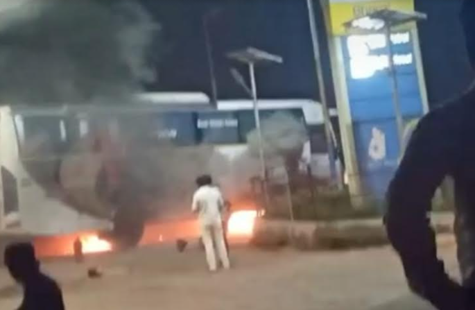 In Dapoli, a relief bus took the stomach, one was burnt | दापोलीत आराम बसने घेतला पेट, एकजण भाजला In Dapoli, a relief bus took the stomach, one was burnt | दापोलीत आराम बसने घेतला पेट, एकजण भाजला
