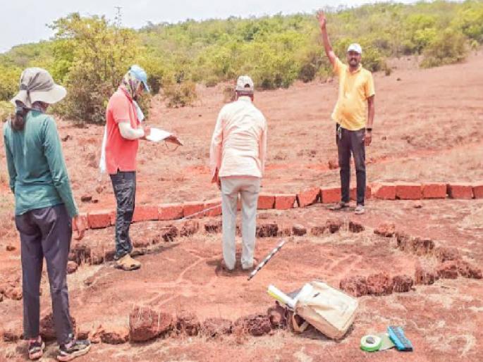 The mystery of Dapoli alien like carvings | दापोलीत एलियनसदृश कातळशिल्पाचे गूढ, 'या' कातळशिल्पाचा विशेष अभ्यास केला जाणार The mystery of Dapoli alien like carvings | दापोलीत एलियनसदृश कातळशिल्पाचे गूढ, 'या' कातळशिल्पाचा विशेष अभ्यास केला जाणार