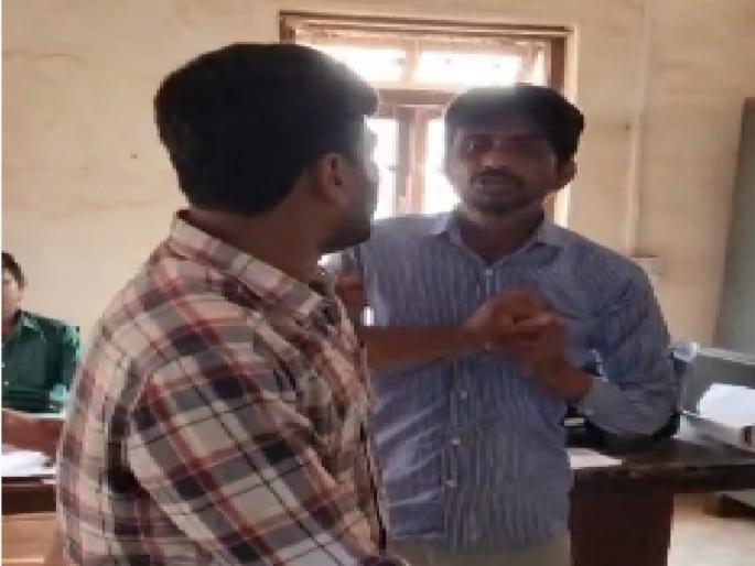 Engineering assistant beats up hunger striker in Dapoli | Ratnagiri: दापोलीत उपोषणकर्त्याला मारहाण, अभियांत्रिकी सहायकाचे कृत्य  Engineering assistant beats up hunger striker in Dapoli | Ratnagiri: दापोलीत उपोषणकर्त्याला मारहाण, अभियांत्रिकी सहायकाचे कृत्य