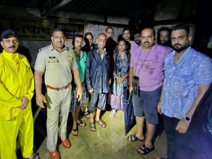 House surrounded by water in Talsure dapoli ratnagiri district; Six persons rescued, search for one missing in Khem dam underway | Ratnagiri: टाळसुरेत घराला पाण्याचा वेढा; सहाजणांना वाचवले, खेम धरणात बेपत्ता एकाचा शोध सुरू House surrounded by water in Talsure dapoli ratnagiri district; Six persons rescued, search for one missing in Khem dam underway | Ratnagiri: टाळसुरेत घराला पाण्याचा वेढा; सहाजणांना वाचवले, खेम धरणात बेपत्ता एकाचा शोध सुरू