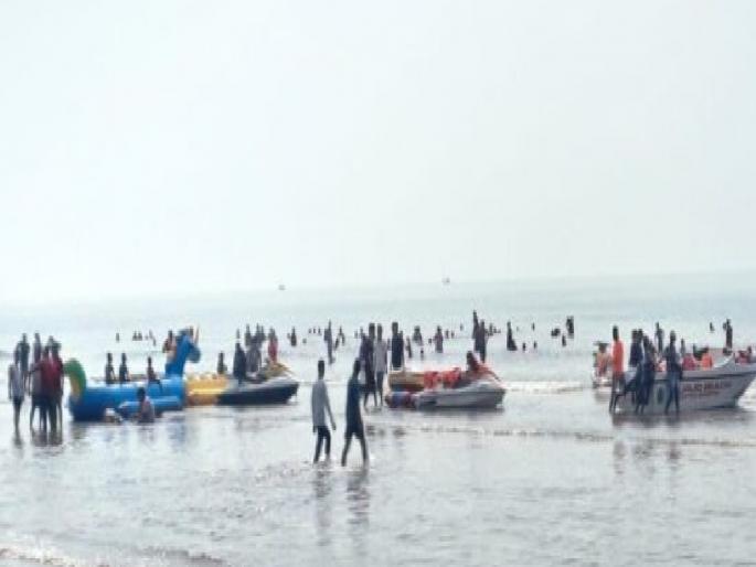 Crowd of tourists on the Dapoli coast, Diwali holiday on the path of professionals | दापोली किनारपट्टीवर पर्यटकांची गर्दी, दिवाळीची सुट्टी व्यावसायिकांच्या पथ्यावर Crowd of tourists on the Dapoli coast, Diwali holiday on the path of professionals | दापोली किनारपट्टीवर पर्यटकांची गर्दी, दिवाळीची सुट्टी व्यावसायिकांच्या पथ्यावर