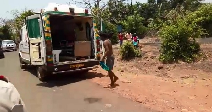 CoronaVirus Lockdown: Corona Positive Patient Escapes, But Police Return | CoronaVirus Lockdown : कोरोना पोंझिटीव रुग्णाचे पलायन, पण पोलिसांनी आणले परत CoronaVirus Lockdown: Corona Positive Patient Escapes, But Police Return | CoronaVirus Lockdown : कोरोना पोंझिटीव रुग्णाचे पलायन, पण पोलिसांनी आणले परत