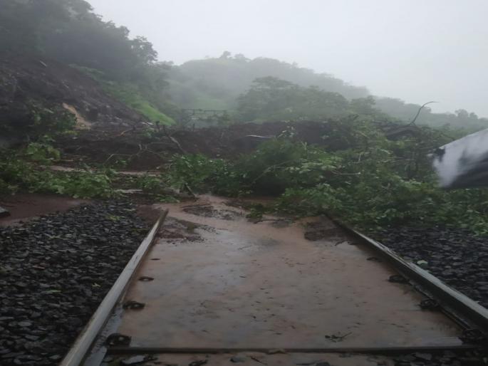 Riot collapsed again on railway track in borghat | बोरघाटात रेल्वे मार्गावर पुन्हा दरड कोसळली Riot collapsed again on railway track in borghat | बोरघाटात रेल्वे मार्गावर पुन्हा दरड कोसळली