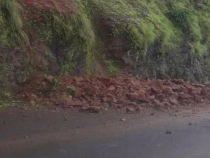 The pain in the Amboli ghat collapsed; One-way traffic continues | आंबोली घाटात दरड कोसळली; एकेरी वाहतूक सुरू The pain in the Amboli ghat collapsed; One-way traffic continues | आंबोली घाटात दरड कोसळली; एकेरी वाहतूक सुरू