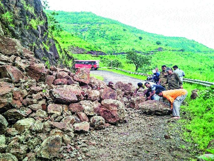 The pomp crumbled in the Amber Khand | आंबडखिंडीत दरड कोसळली, वाहतूक विस्कळीत The pomp crumbled in the Amber Khand | आंबडखिंडीत दरड कोसळली, वाहतूक विस्कळीत
