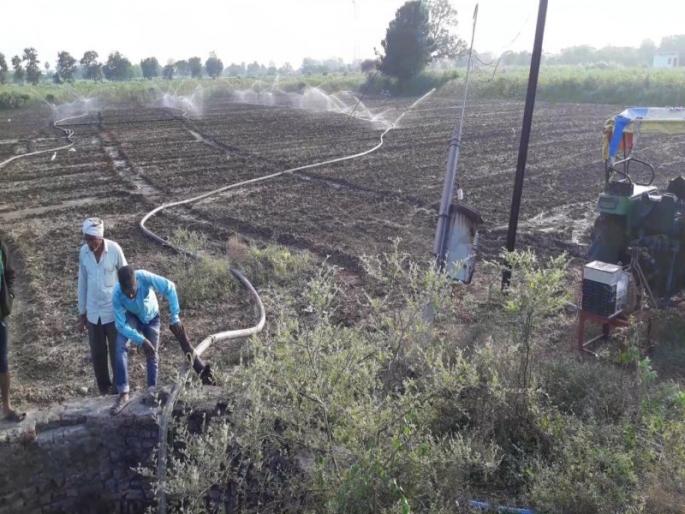 Now the use of tractor for the elite, the concept of farmers on the weightlines | ओलितासाठी आता ट्रॅक्टरचा वापर, भारनियमनावर शेतकयांची शक्कल Now the use of tractor for the elite, the concept of farmers on the weightlines | ओलितासाठी आता ट्रॅक्टरचा वापर, भारनियमनावर शेतकयांची शक्कल