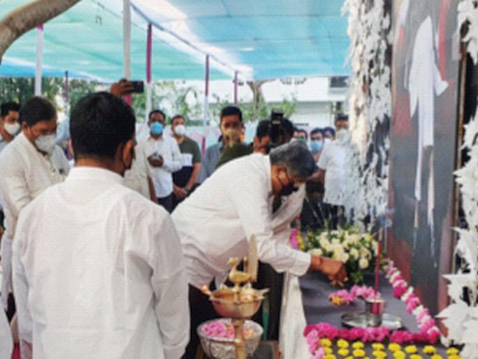 Praveen Darekar reached Wadya, but Savra family in Nashik | प्रवीण दरेकर पोहोचले वाड्यात, सवरा कुटुंबीय मात्र नाशकात Praveen Darekar reached Wadya, but Savra family in Nashik | प्रवीण दरेकर पोहोचले वाड्यात, सवरा कुटुंबीय मात्र नाशकात