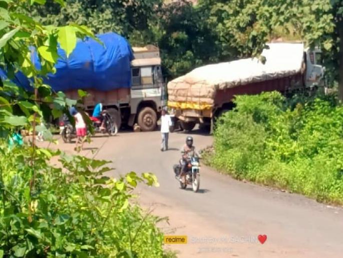 Gondia | traffic disrupted as two trucks lying face-to-face at Darekasa Ghat; administration negligence, the common people affected | दरेकसा घाटावर ट्रक आडवे अन् वाहतूक खोळंबली; विद्यार्थी-शिक्षकांना बसला फटका