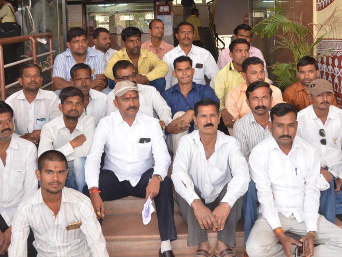 Get off movement in Zilla Parishad of Darewadi villages | दरेवाडी ग्रामस्थांचे जिल्हा परिषदेत गेट बंद आंदोलन Get off movement in Zilla Parishad of Darewadi villages | दरेवाडी ग्रामस्थांचे जिल्हा परिषदेत गेट बंद आंदोलन