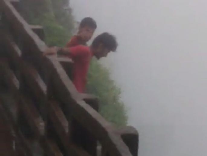 Selfi drunk alcohol and fall into the valley while stunting | सेल्फी नव्हे दारु पिऊन स्टंटबाजी करताना दरीत पडून मृत्यू Selfi drunk alcohol and fall into the valley while stunting | सेल्फी नव्हे दारु पिऊन स्टंटबाजी करताना दरीत पडून मृत्यू