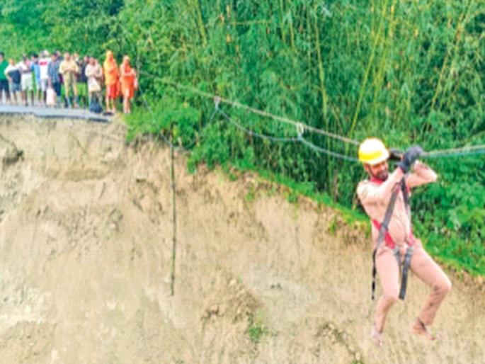 Heavy rains cause landslides Darjeeling, 20 dead; More than 300 mm of rain in 12 hours wreaks havoc; Houses washed away, hundreds of tourists stranded | अतिवृष्टीमुळे डोंगर खचून २० ठार; १२ तासांत ३०० मिमीपेक्षा जास्त पावसाने हाहाकार; घरे वाहून गेली, शेकडो पर्यटक अडकले