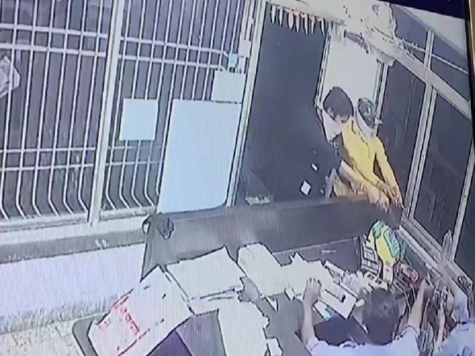 Robbery on the petrol pump at Khed Shivapur from fear of revolver | रिव्हॉल्व्हरचा धाक दाखवत खेड-शिवापूर येथे पेट्रोल पंपावर दरोडा Robbery on the petrol pump at Khed Shivapur from fear of revolver | रिव्हॉल्व्हरचा धाक दाखवत खेड-शिवापूर येथे पेट्रोल पंपावर दरोडा