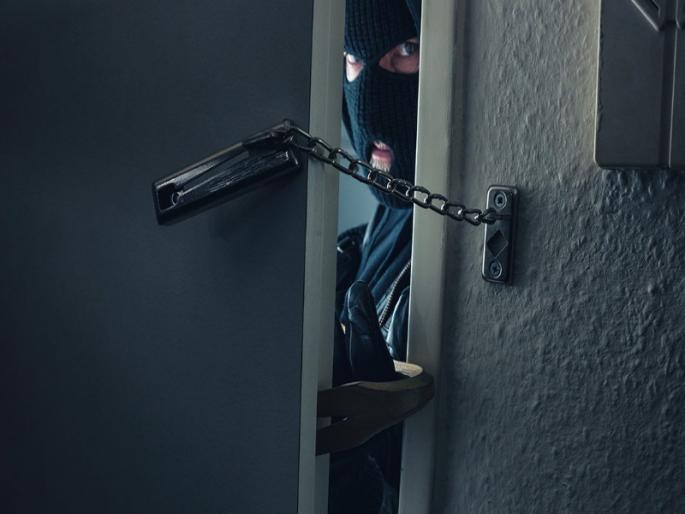 Robbery at the home of Karmayogi ex-director in rajendra gaikwad walchandnagar | कर्मयोगी माजी संचालकांच्या वालचंदनगरमधील घरावर दरोडा; दीड लाख अन् सोने, चांदी लंपास