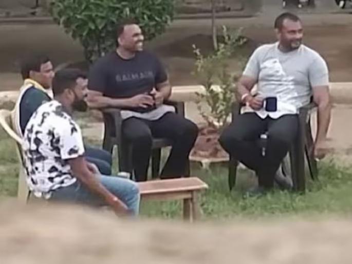 Kannada actor Darshan having fun in jail; The video of gangster sitting with friends went viral | कन्नड अभिनेता दर्शन तुरुंगात मौजमजेत; गुंड मित्रांसोबत बसल्याचा व्हिडीओ व्हायरल Kannada actor Darshan having fun in jail; The video of gangster sitting with friends went viral | कन्नड अभिनेता दर्शन तुरुंगात मौजमजेत; गुंड मित्रांसोबत बसल्याचा व्हिडीओ व्हायरल