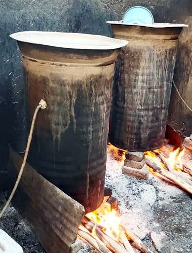 In Wardha district, the villagers turned to country liquor business | वर्धा जिल्ह्यात गावठी दारुच्या व्यवसायाला आला ऊत In Wardha district, the villagers turned to country liquor business | वर्धा जिल्ह्यात गावठी दारुच्या व्यवसायाला आला ऊत