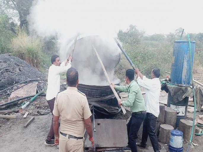 Urlikanchan police action on Gavathi liquor factory, goods worth lakhs seized | Pune: उरळीकांचन पोलिसांची गावठी दारू भट्टीवर कारवाई, लाखोंचा मुद्देमाल जप्त Urlikanchan police action on Gavathi liquor factory, goods worth lakhs seized | Pune: उरळीकांचन पोलिसांची गावठी दारू भट्टीवर कारवाई, लाखोंचा मुद्देमाल जप्त